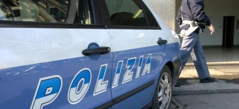 Corriere di una ditta che consegna pacchi vede tre matasse di cavi elettrici fuori da un negozio e li ruba